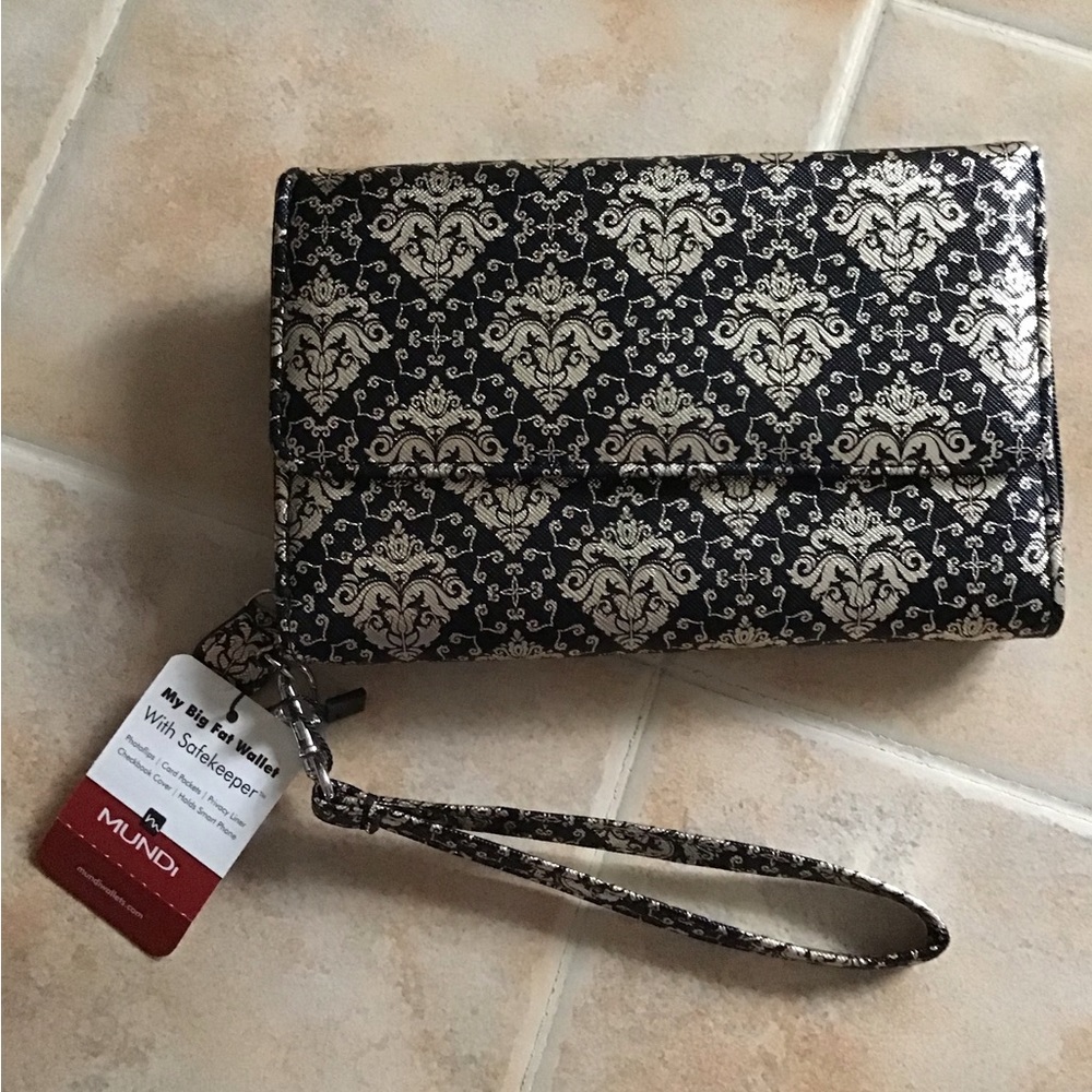 Mundi big fat wallet safe keeper NWOT, gently used still in like new condition